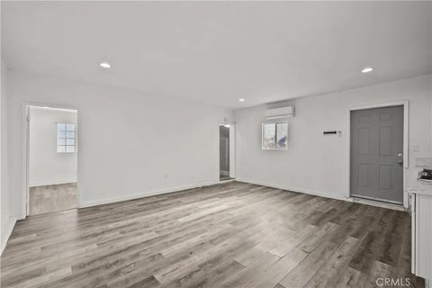 Tiny photo for 6556 Satsuma, North Hollywood, CA 91606 (MLS # SR25272561)