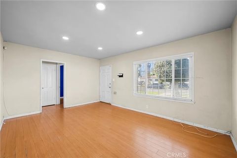 Tiny photo for 6556 Satsuma, North Hollywood, CA 91606 (MLS # SR25272561)
