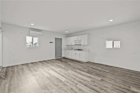 Tiny photo for 6556 Satsuma, North Hollywood, CA 91606 (MLS # SR25272561)