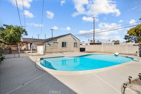 Tiny photo for 6556 Satsuma, North Hollywood, CA 91606 (MLS # SR25272561)