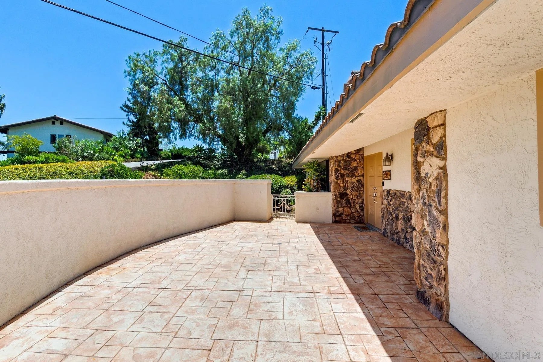3343 Vista De La Cresta