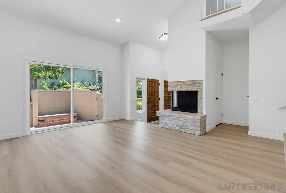 3249 Caminito Eastbluff 31