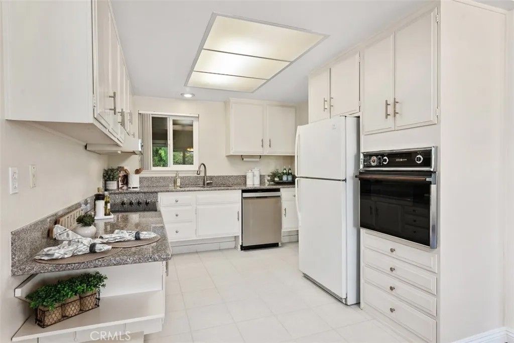 Photo of 2117 Via Puerta #P, Laguna Woods, CA 92637 (MLS # OC25246896)