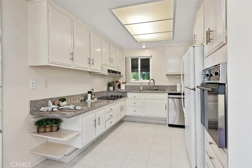 Photo of 2117 Via Puerta #P, Laguna Woods, CA 92637 (MLS # OC25246896)