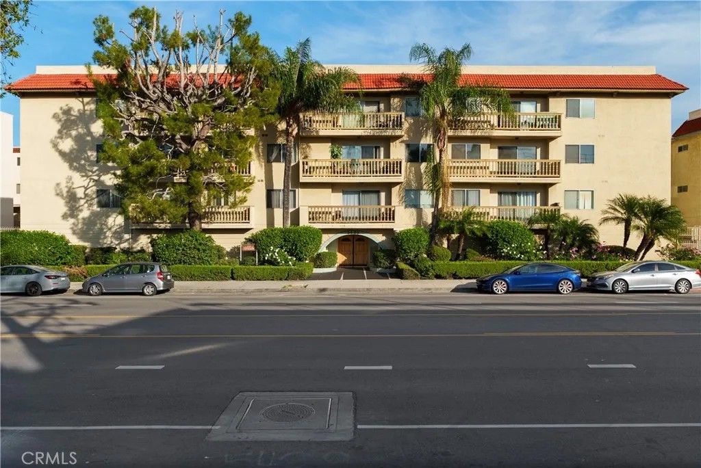 Photo of 5400 Lindley Avenue #116, Encino, CA 91316 (MLS # SR26021662)