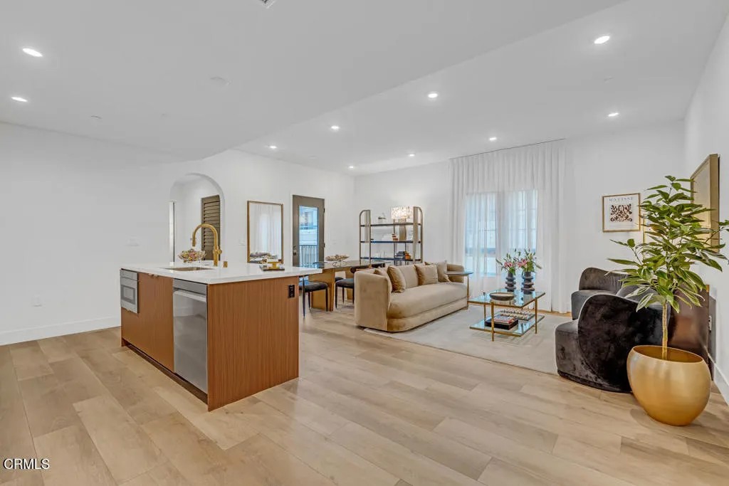 139 S Oak Knoll Avenue 403