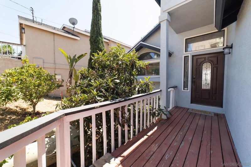 1102 La Mesa
