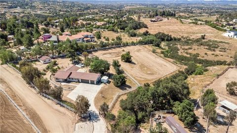 Photo of 38680 Avenida De La Bandolero, Temecula, CA 92592 (MLS # SW26072288)