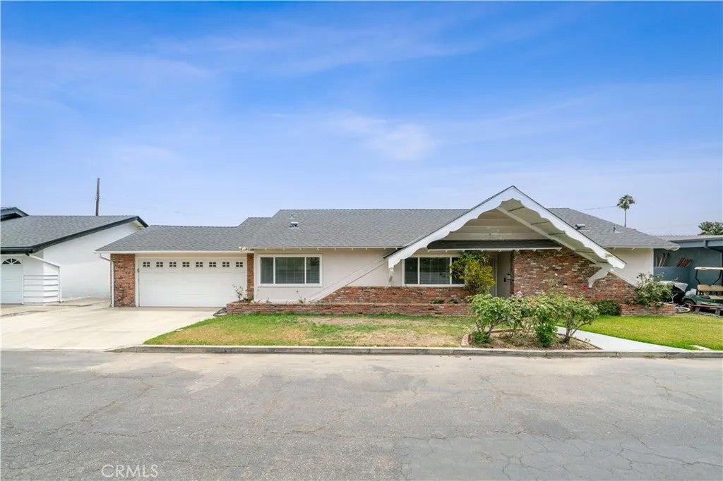 Photo of 1019 E Walnut Avenue, Orange, CA 92867 (MLS # OC26176277)