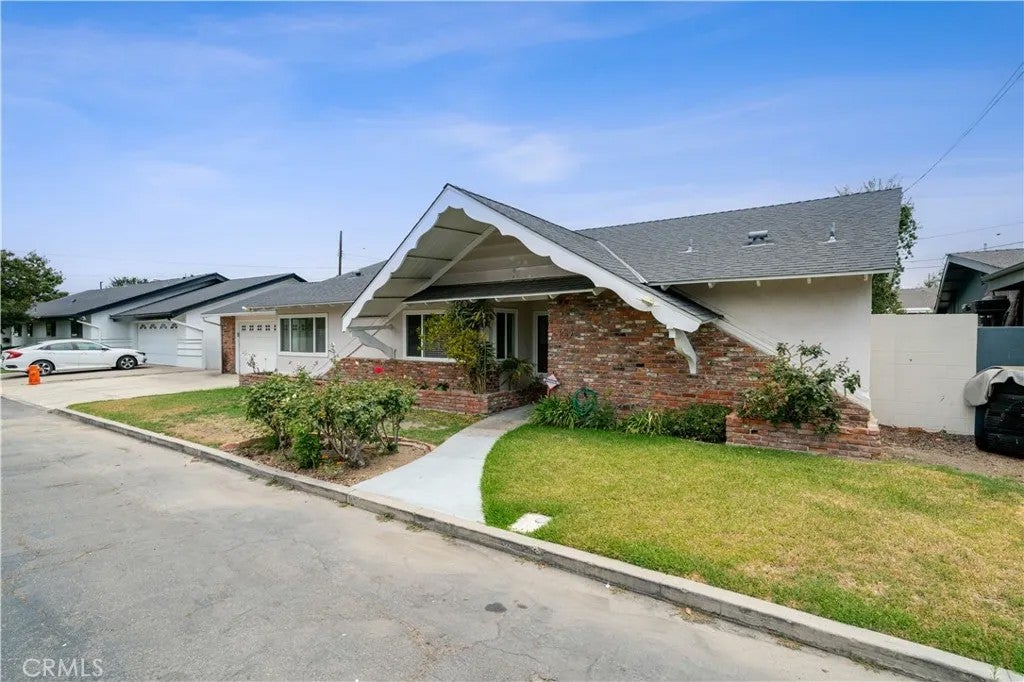 Photo of 1019 E Walnut Avenue, Orange, CA 92867 (MLS # OC26176277)