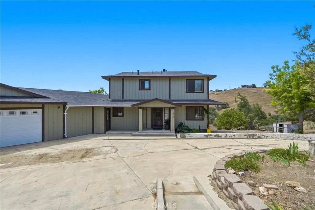 Photo of 19504 Dovetail Ct, Tehachapi, CA 93561 (MLS # SR26090112)