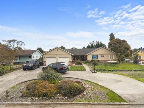 Photo of 1297 Atterberry Ln, Fortuna, CA 95540 (MLS # 260004562)
