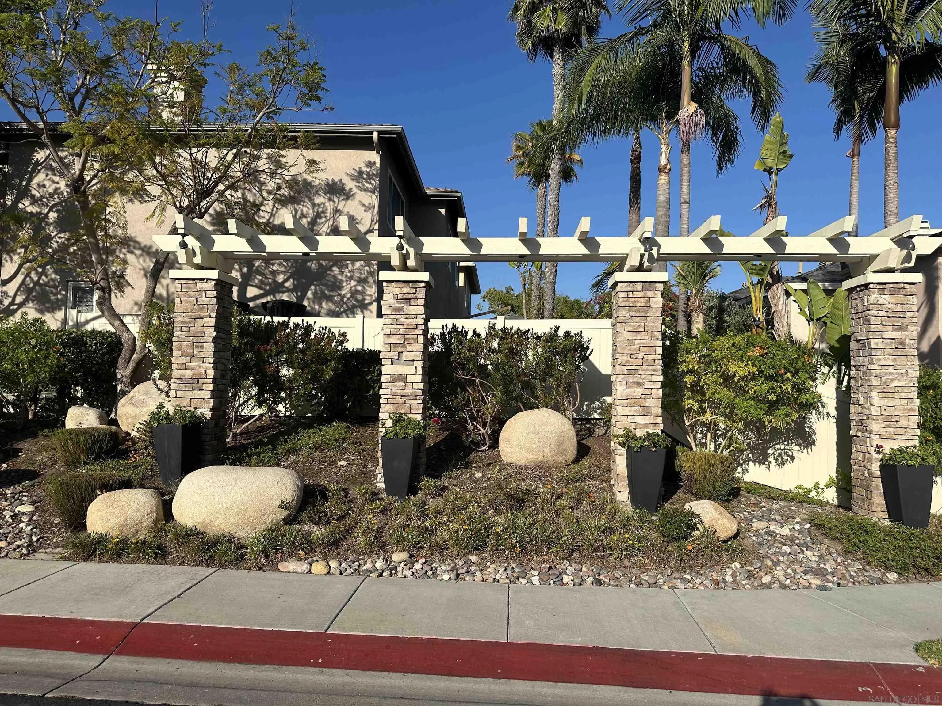 2845 W Canyon Ave