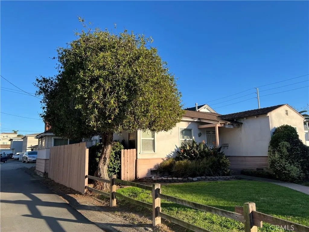 Photo of 110 Alabama Street, Huntington Beach, CA 92648 (MLS # OC26012277)