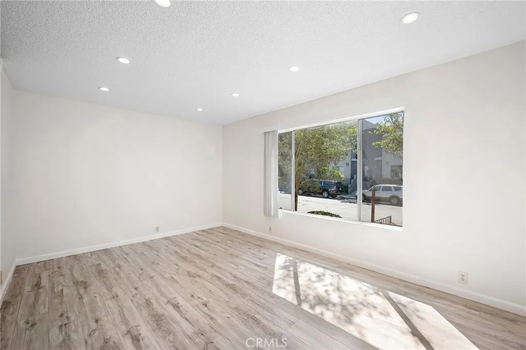 251 W Dryden Street 16