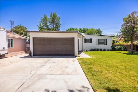 Photo of 1438 W Ivyton ST, Lancaster, CA 93534 (MLS # SR26099305)