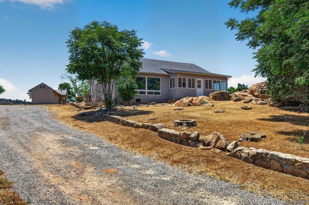 Photo of 1202 Creelman Lane, Ramona, CA 92065 (MLS # 260011046)