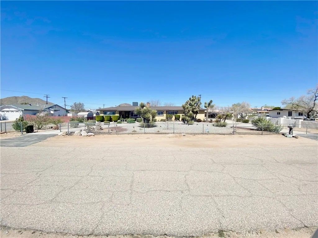 Photo of 20936 Wigwam Street, Apple Valley, CA 92307 (MLS # IV26061401)