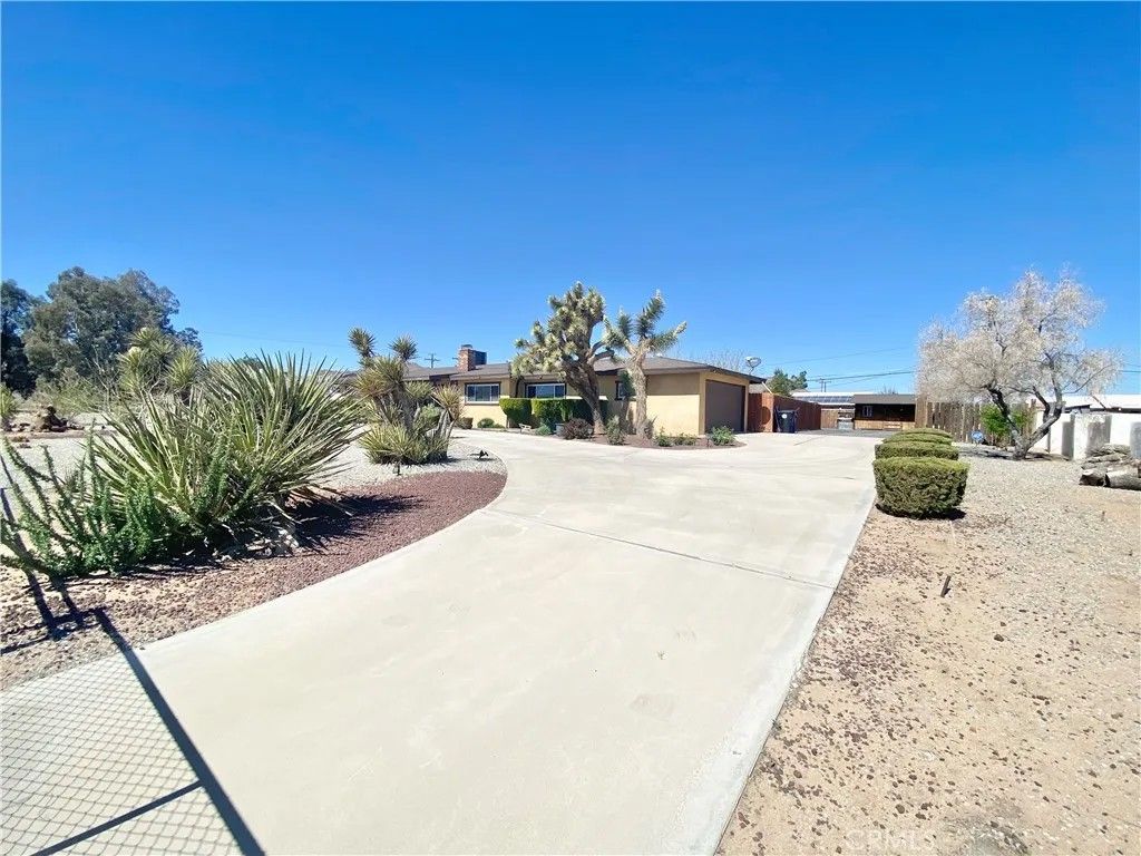 Photo of 20936 Wigwam Street, Apple Valley, CA 92307 (MLS # IV26061401)