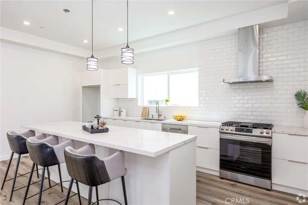 Photo of 5655 Hazeltine Avenue #2, Sherman Oaks, CA 91401 (MLS # SR26029378)