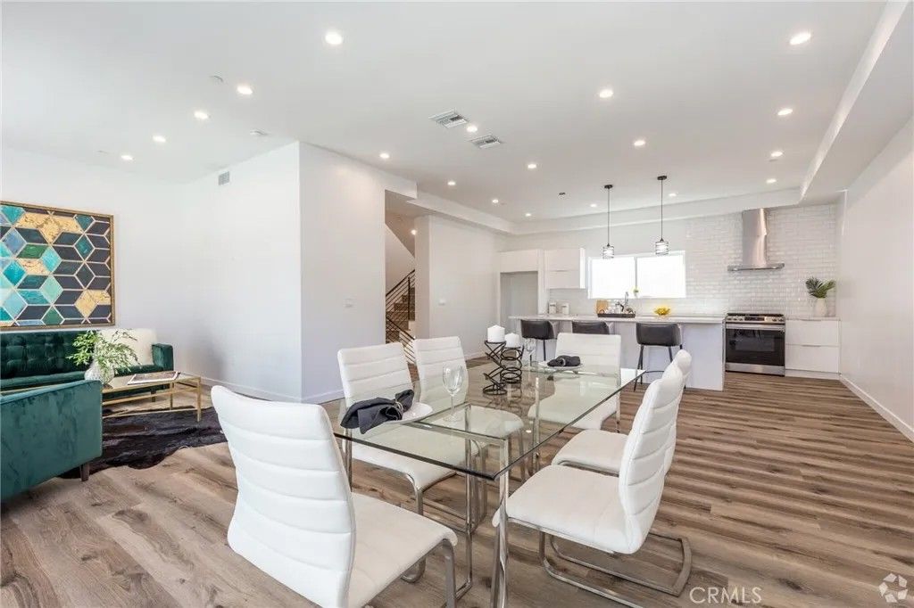 Photo of 5655 Hazeltine Avenue #2, Sherman Oaks, CA 91401 (MLS # SR26029378)