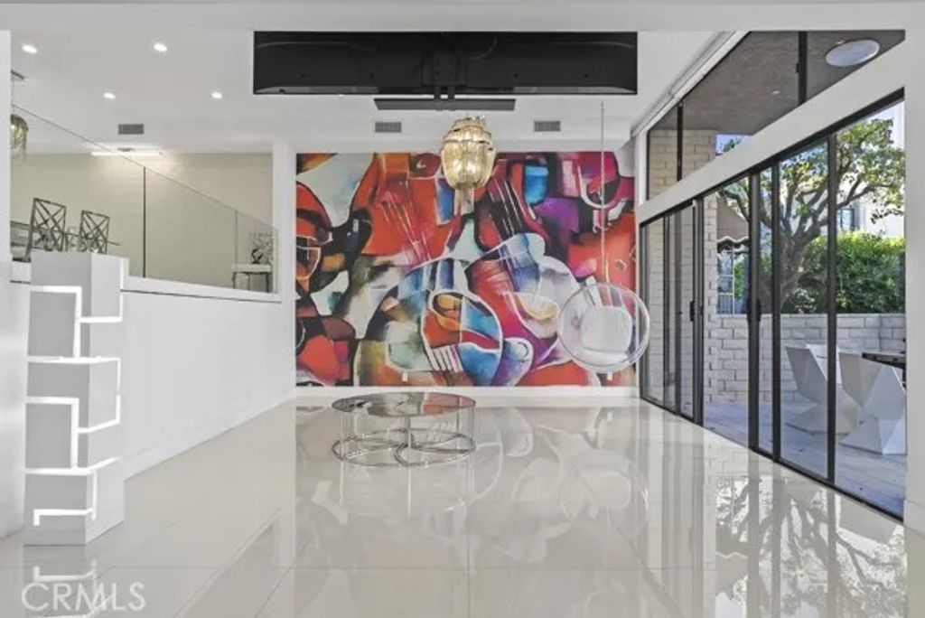 Photo of 5315 White Oak #M, Encino, CA 91316 (MLS # SR26022419)