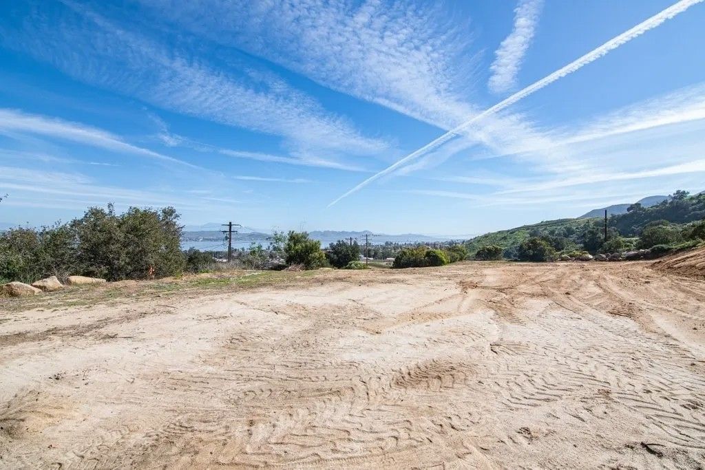 Photo of 2930 Lakeview, Lake Elsinore, CA 92530 (MLS # SW26054105)