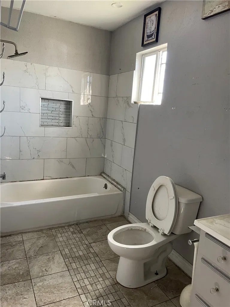 2112 W 57th