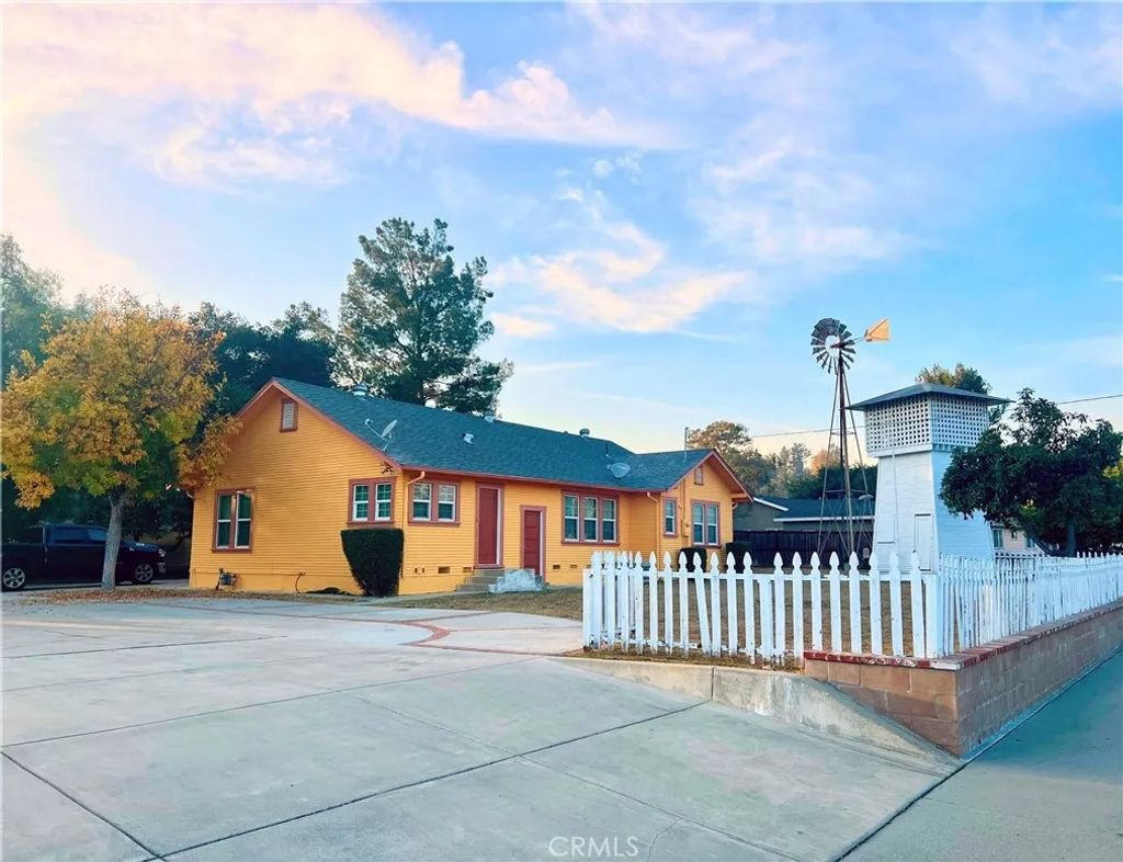 Photo of 166 N Lemon Avenue, Walnut, CA 91789 (MLS # TR25281456)