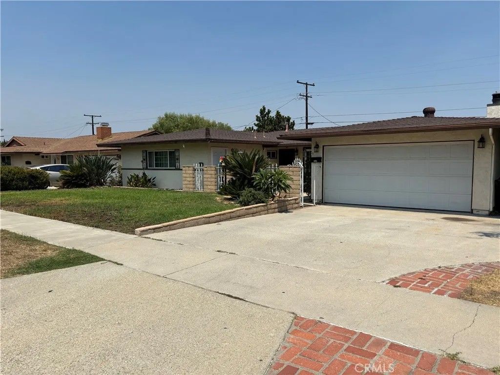 Photo of 389 E Rancho Road, Corona, CA 92879 (MLS # MB25216532)