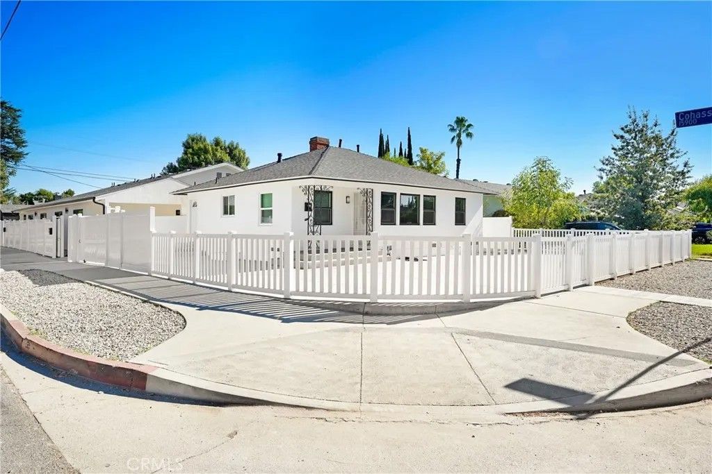 Photo of 7454 Gaviota, Van Nuys, CA 91406 (MLS # SR26016630)
