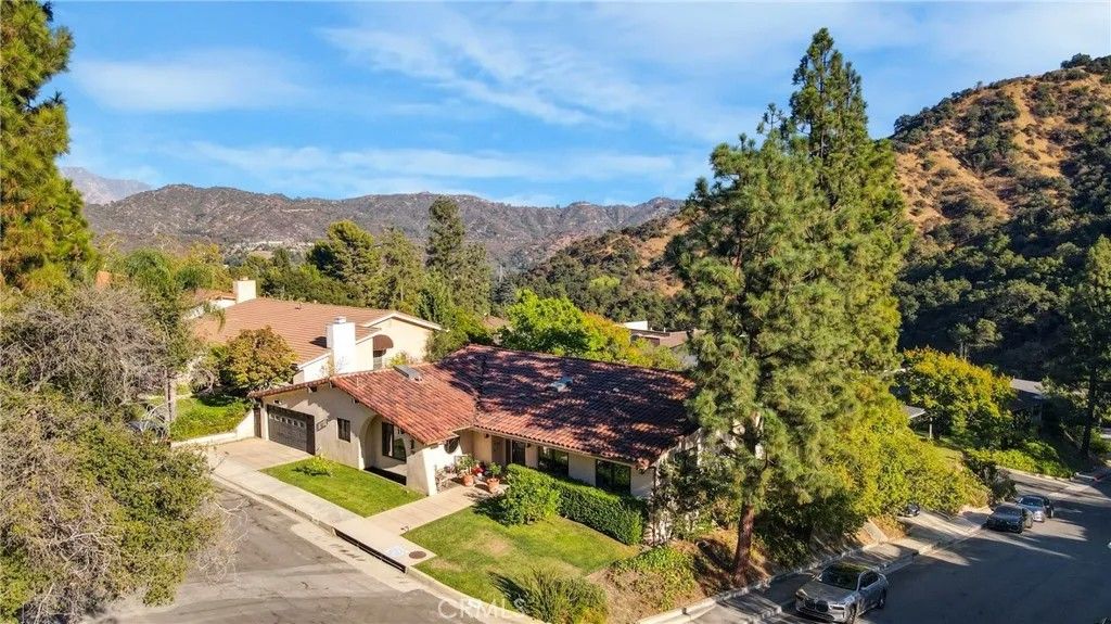 Photo of 1300 Daily Cir, Glendale, CA 91208 (MLS # SR26006750)