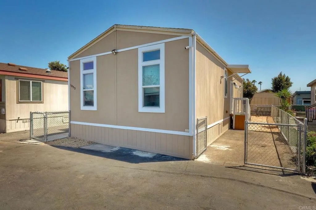 1833 Cindy St