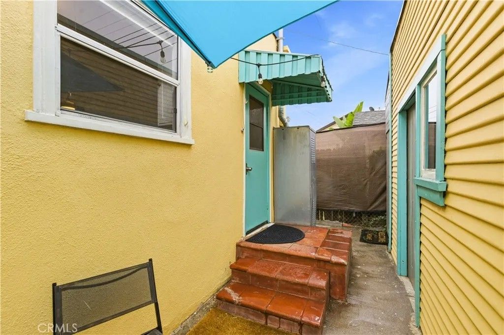 Photo of 1950 S Palm Grove Avenue, Los Angeles, CA 90016 (MLS # CV26089864)