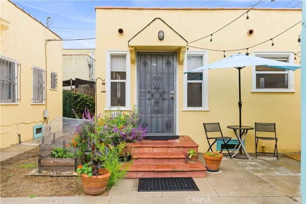 Photo of 1950 S Palm Grove Avenue, Los Angeles, CA 90016 (MLS # CV26089864)