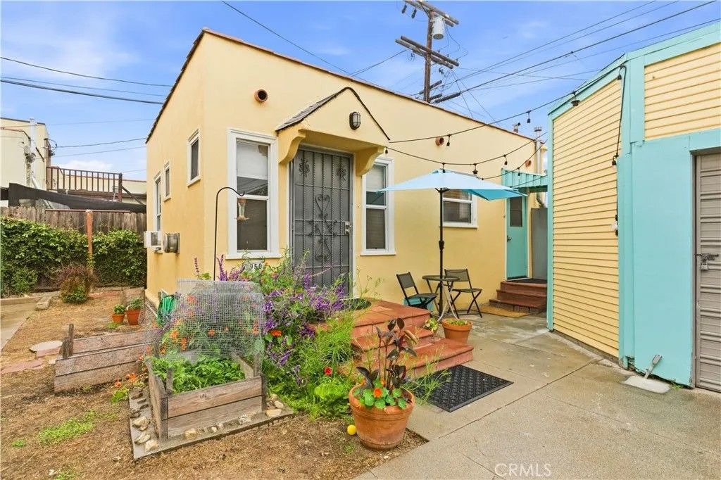 Photo of 1950 S Palm Grove Avenue, Los Angeles, CA 90016 (MLS # CV26089864)