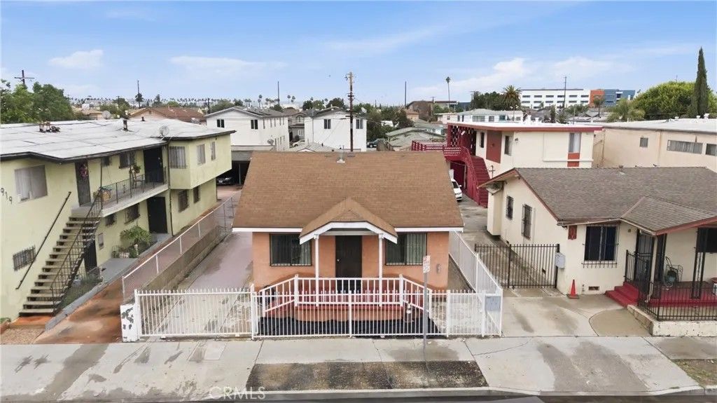 Photo of 915 W Gage Ave, Los Angeles, CA 90044 (MLS # DW26010327)
