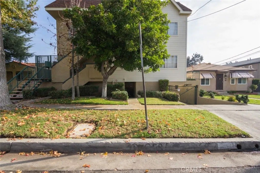 Photo of 404 Lincoln Avenue, Glendale, CA 91205 (MLS # GD26024347)