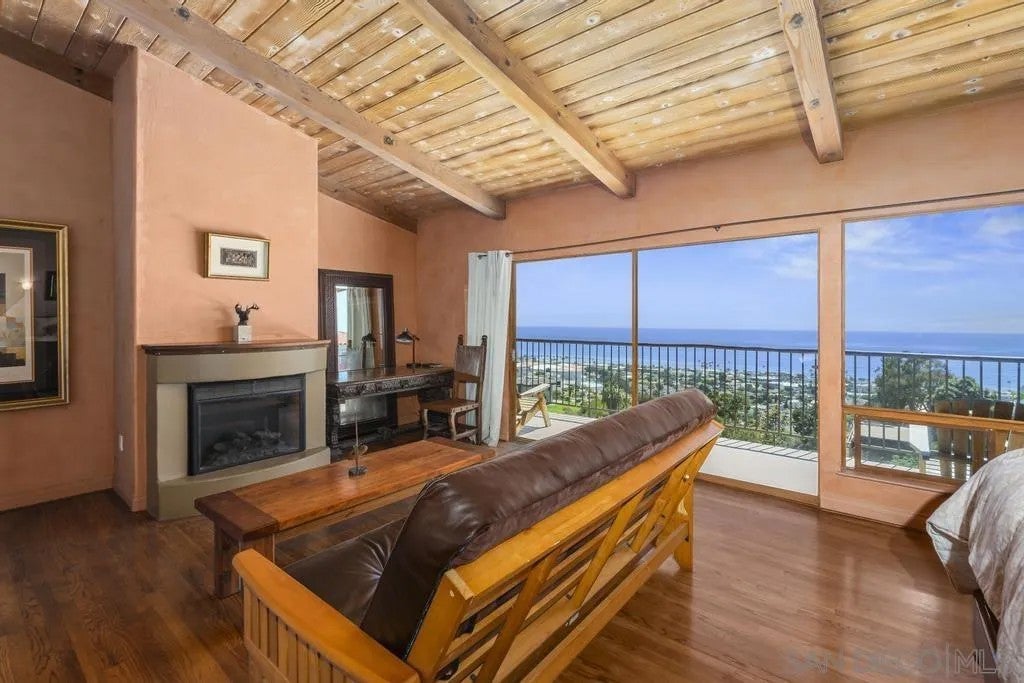 5832 La Jolla Corona Dr