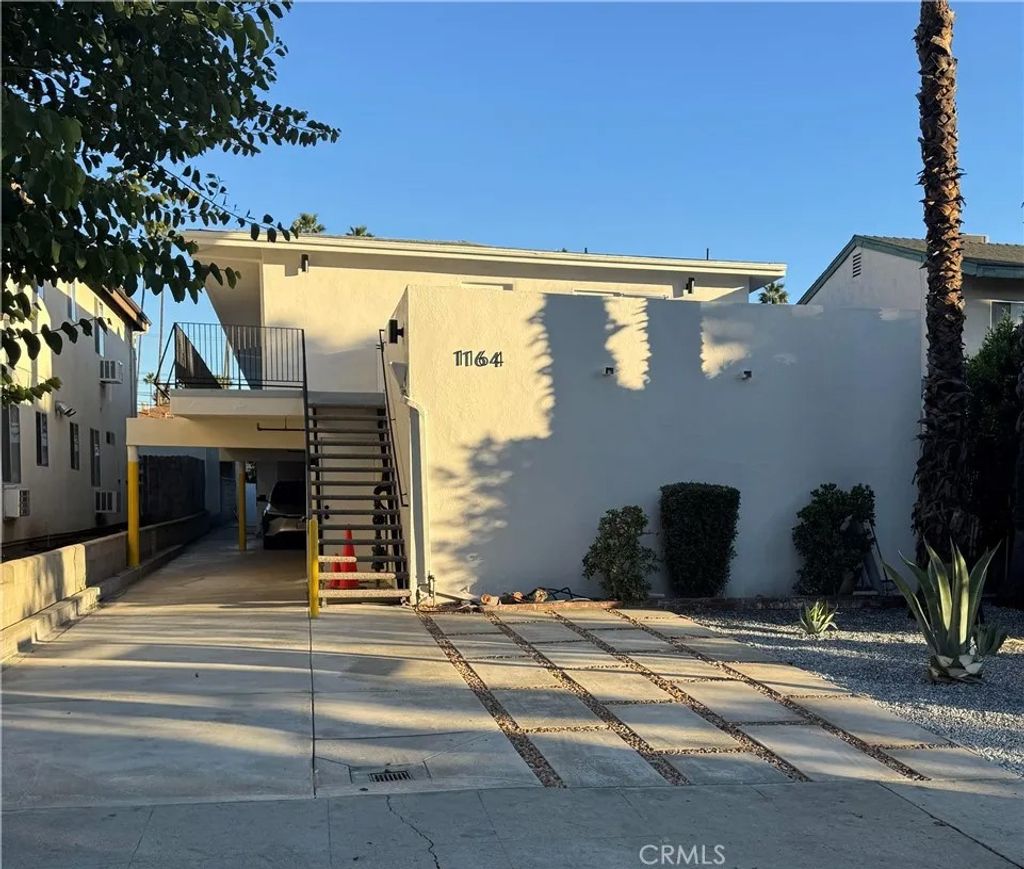 Photo of 1164 Raymond Ave #4, Glendale, CA 91201 (MLS # GD25242829)
