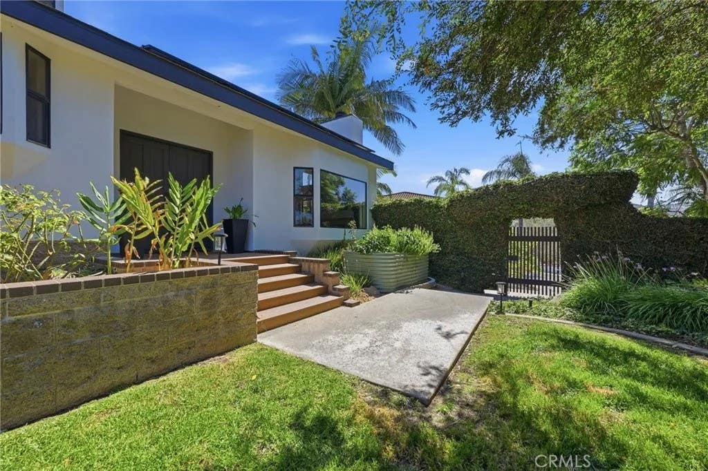 Photo of 1931 Warmlands Avenue, Vista, CA 92084 (MLS # SR26155502)