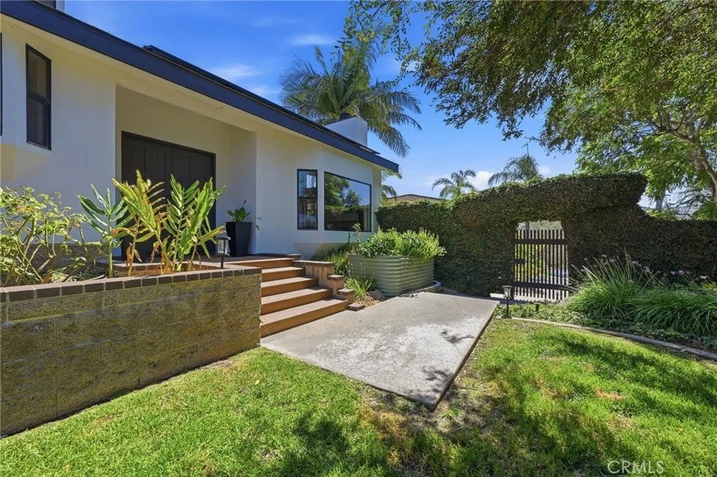 Photo of 1931 Warmlands Avenue, Vista, CA 92084 (MLS # SR26155502)