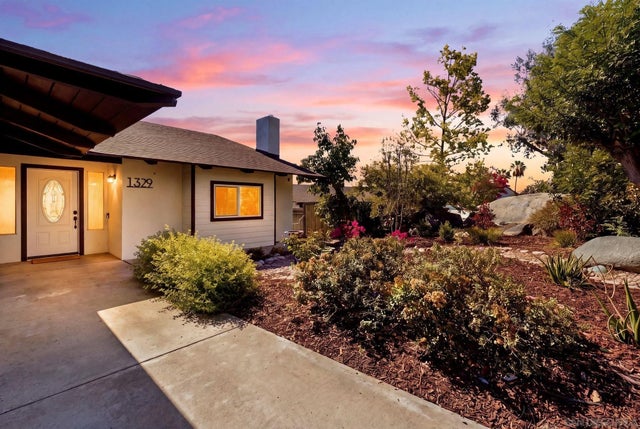 1329 Park Hill Ln, Escondido