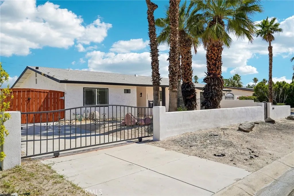 2804 E Valencia