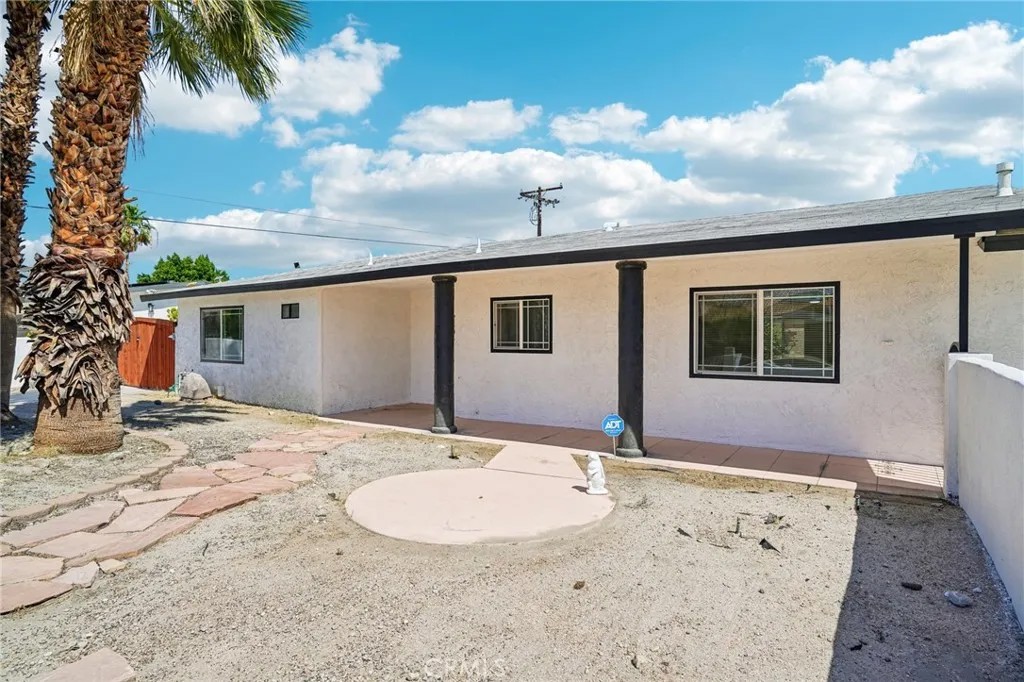 2804 E Valencia