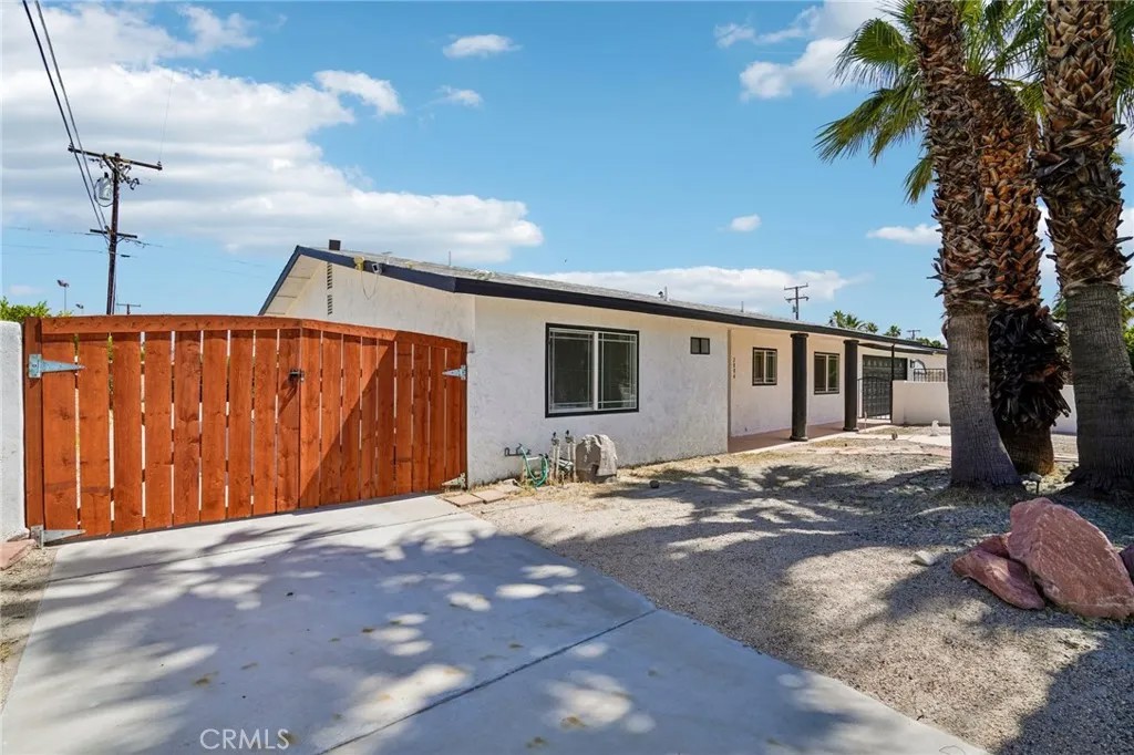 2804 E Valencia