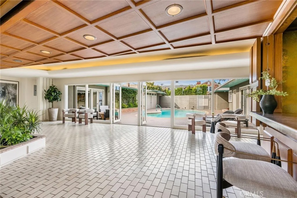 15 The Colonnade