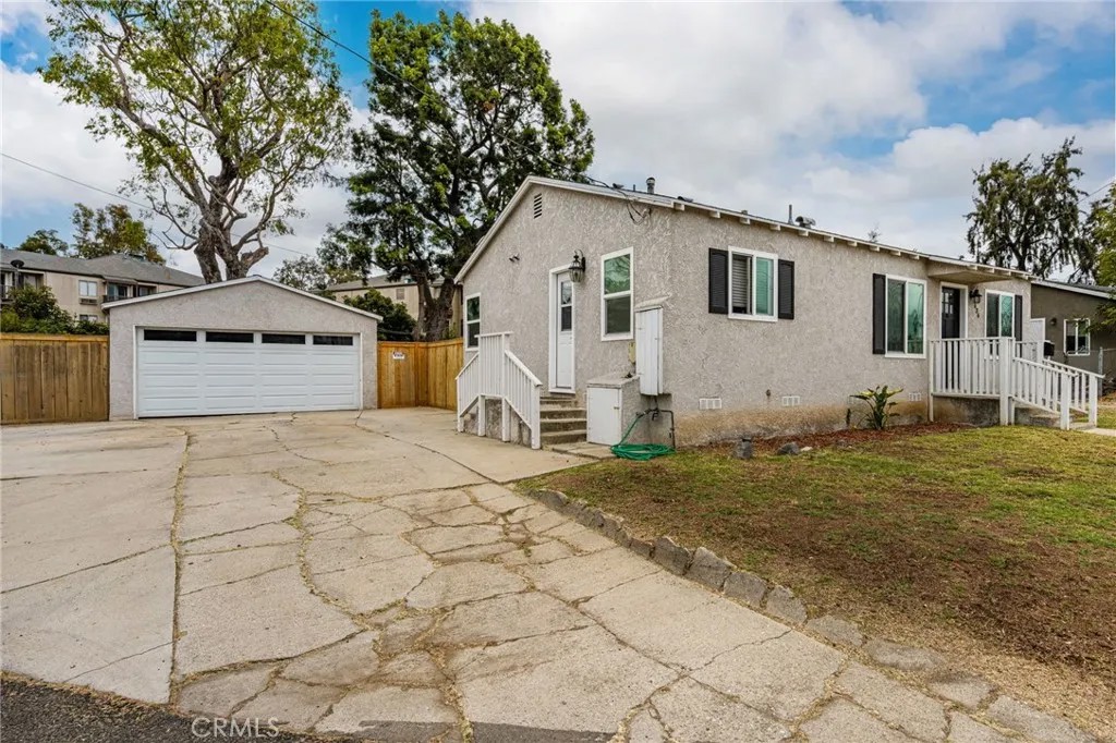 636 E Via Barola