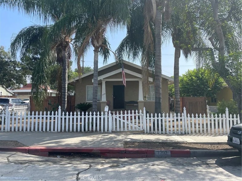7702 Comstock