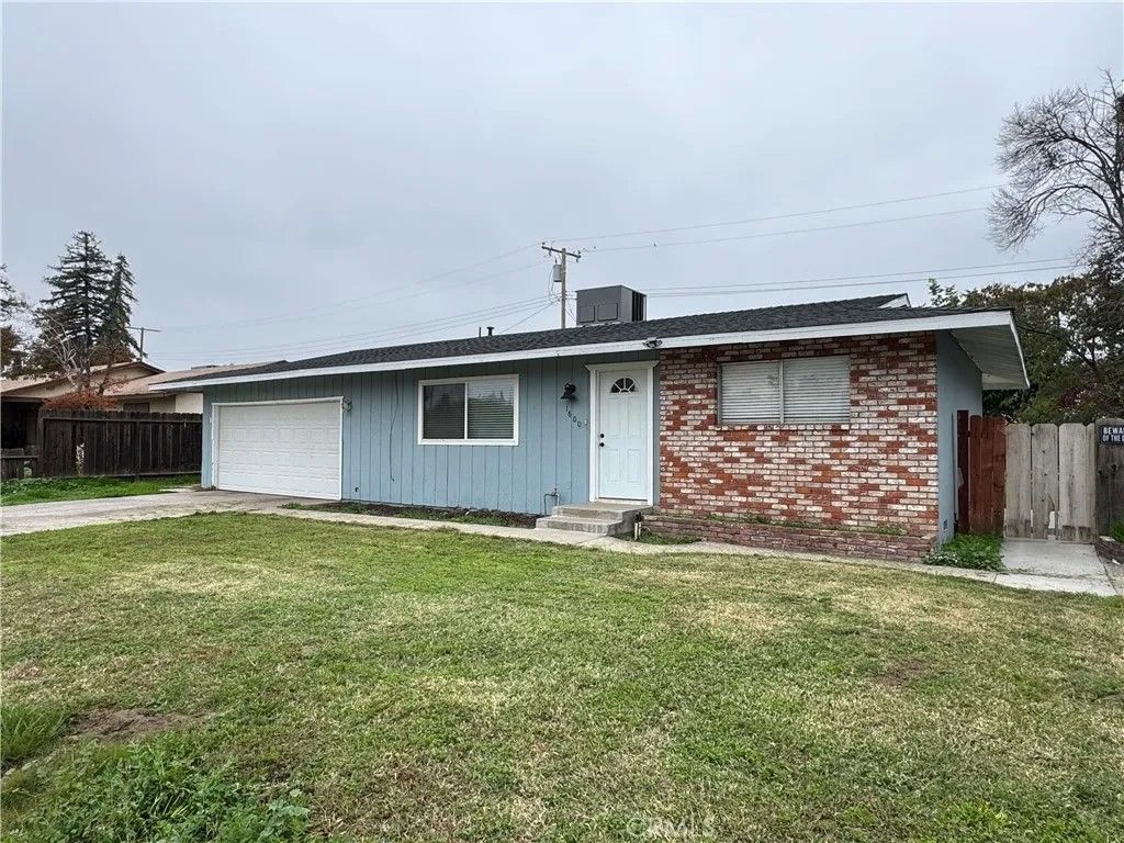 Photo of 1600 W Robin Drive, Visalia, CA 93291 (MLS # CV25269155)